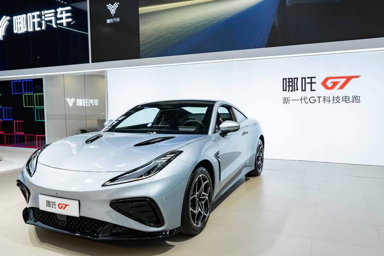 佛山68哪吒汽车在智能汽车领域的表现，领途汽车在新能源汽车市场中的影响力